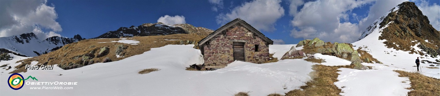 30 Bellissimo il panorama alla Baita Foppa Alta (1989 m) con i contrafforti del Mincucco a dx e Valletto e Ponteranica a sx.jpg